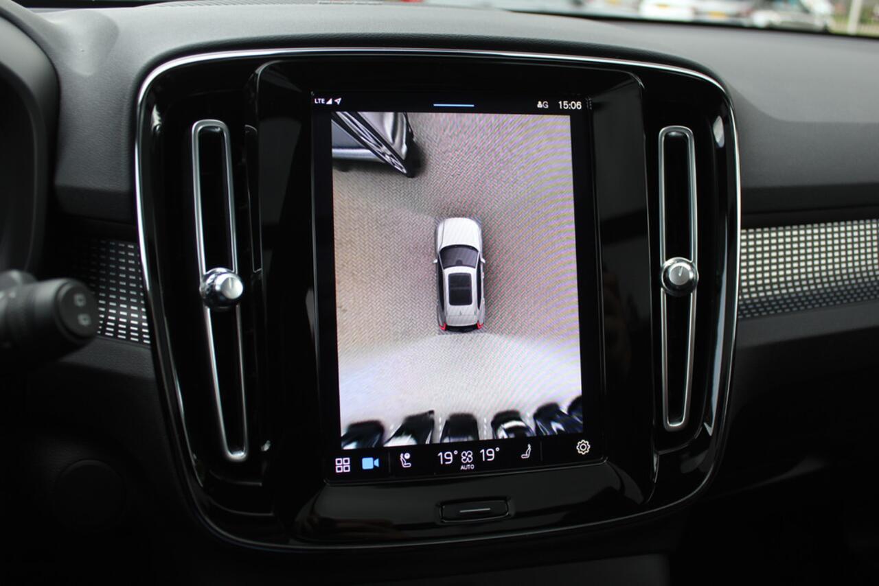 Volvo XC40 Recharge P8 AWD R-Design / Trekhaak / Camera / Keyless / Harman Kardon / 19'' / Half leder / Stuur+Stoelverwarming / DAB / Dodehoek / ACC