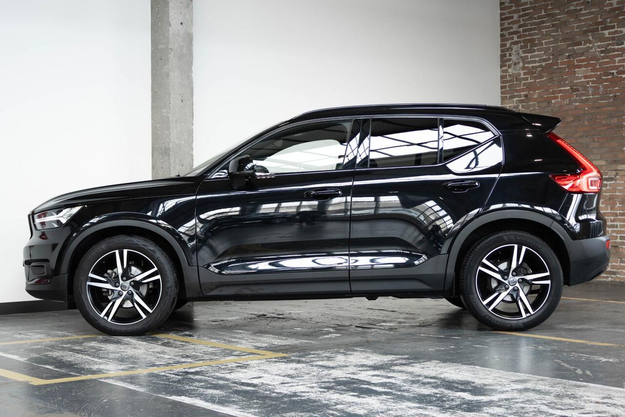 Volvo XC40 T3 Automaat R-Design | Panoramadak | 360° Parkeercamera | Adaptive Cruise Control | BLIS | Parkeersensoren voor + achter | Harman Kardon Premium Audio | BLIS | Stoelverwarming | Volvo on Call | 19'' Lichtmetalen velgen