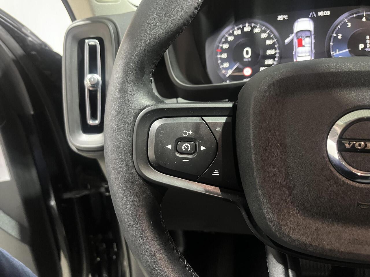 Volvo XC40 1.5 T2 Momentum | LED Koplampen | Parkeersensoren voor en achter | Camera | Navigatie | Dealer onderhouden |