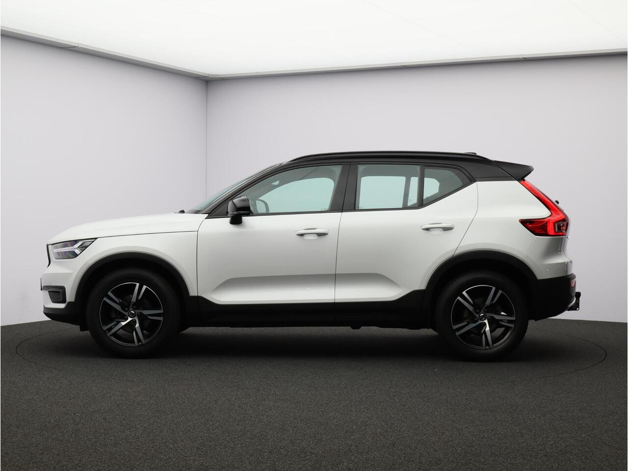 Volvo XC40 T2 Automaat R-Design Volvo XC40 T2 129PK / Automaat R-Design / Park Assist Pack / adaptieve cruise control / BLIS / Key Less / 18"/