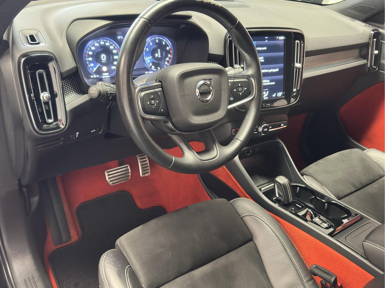 Volvo XC40 1.5 T3 R-DESIGN AUTOMAAT 360 CAMERA LEDER ALCANTARA NAVIGATIE CRUISE CONTROL STOEL EN STUUR VERWARMING KEYLESS GO APPLE CARPLAY/ANDROID RIJSTROOKSENSOREN ZEER MOOI !! 3010