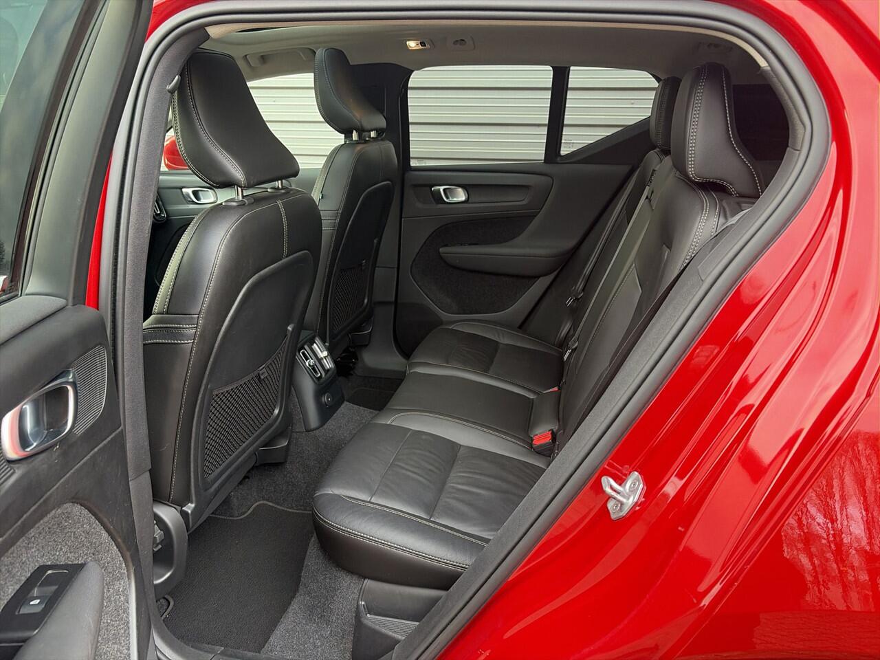 Volvo XC40 1.5 T4 Recharge Inscription / 19" Velgen / glazen panoramisch schuif-/kanteldak / Leder bekleding /