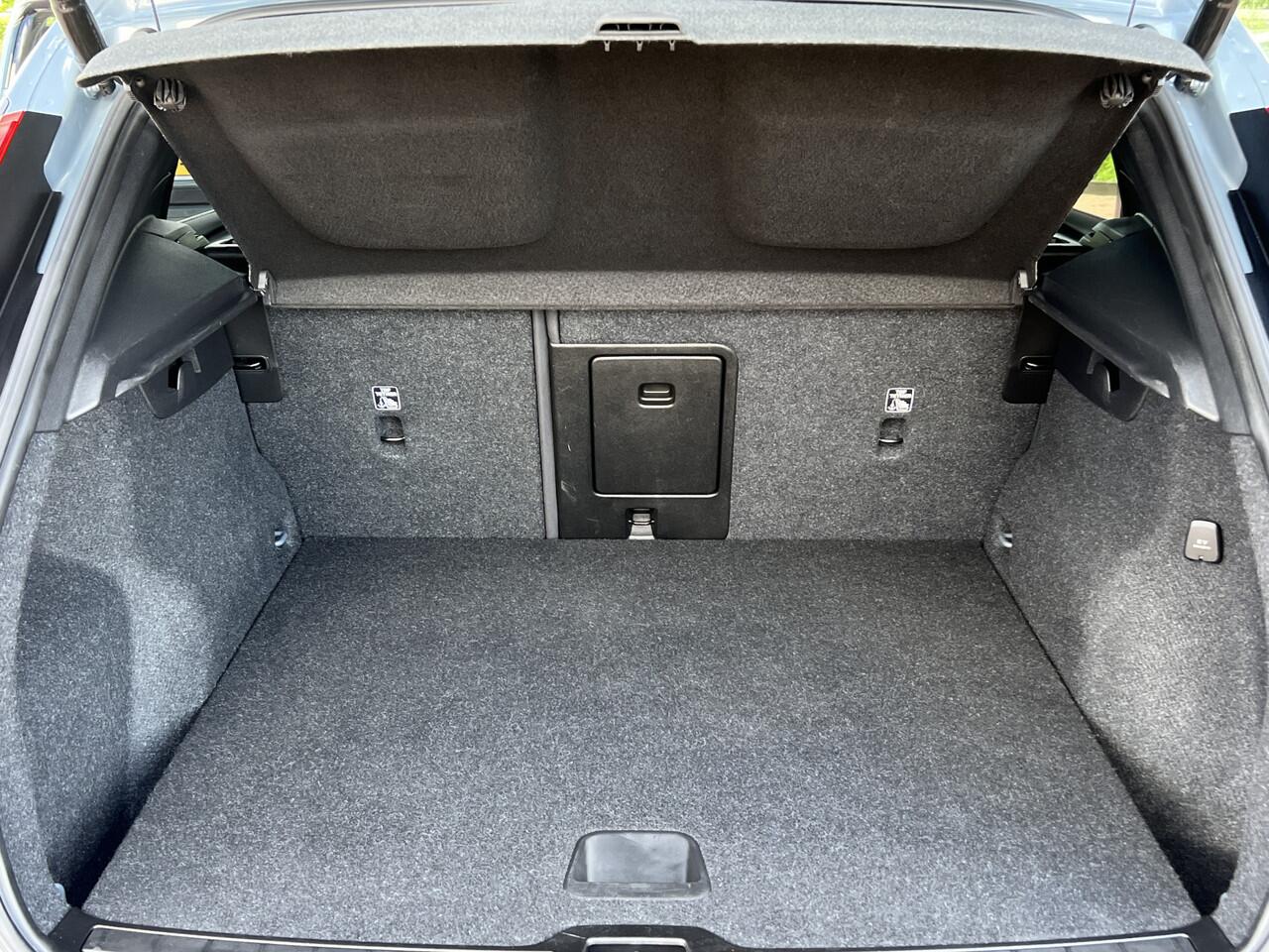 Volvo XC40 1.5 T5 Recharge 262 pk Business Pro Navigatie Camera Carplay ACC Bliss Pilot Assist 18 Inch Velgen DAB Sportstoel Keyless NL Auto 1e Eigenaar Plug-in Hybride