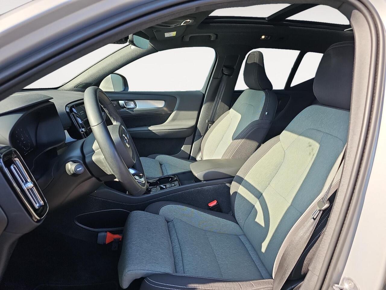 Volvo XC40 1.5 T4 Plug-in hybrid Plus Bright | Panormadak | Stoelverwarming | Elektrisch verstelbare voorstoelen | Harman/Kardon |