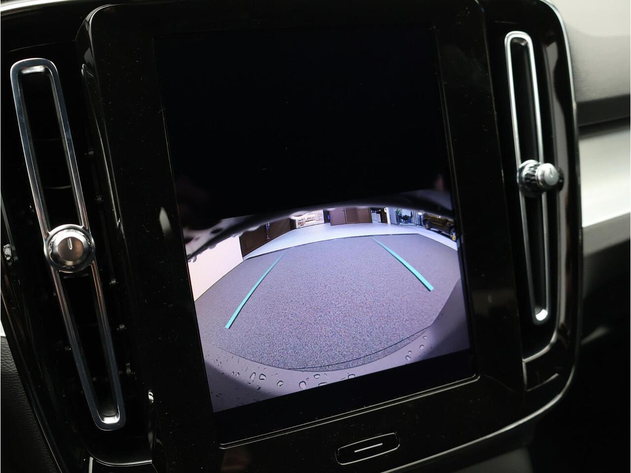 Volvo XC40 2.0 B4 Plus Black Edition / Nubuck Bekleding / Harman Kardon / Stoel+Stuurverwarming / Adaptive Cruise / Pilot Assist / BLIS / Keyless /