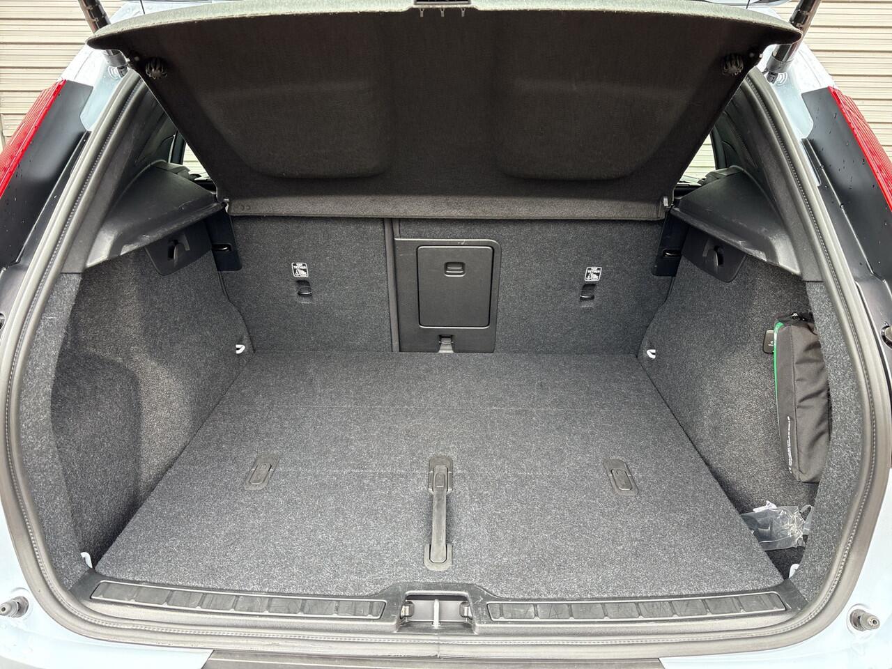 Volvo XC40 2.0 B4 Plus Dark / Verwarmbare voorruit / Audio Harman Kardon / Trekhaak /