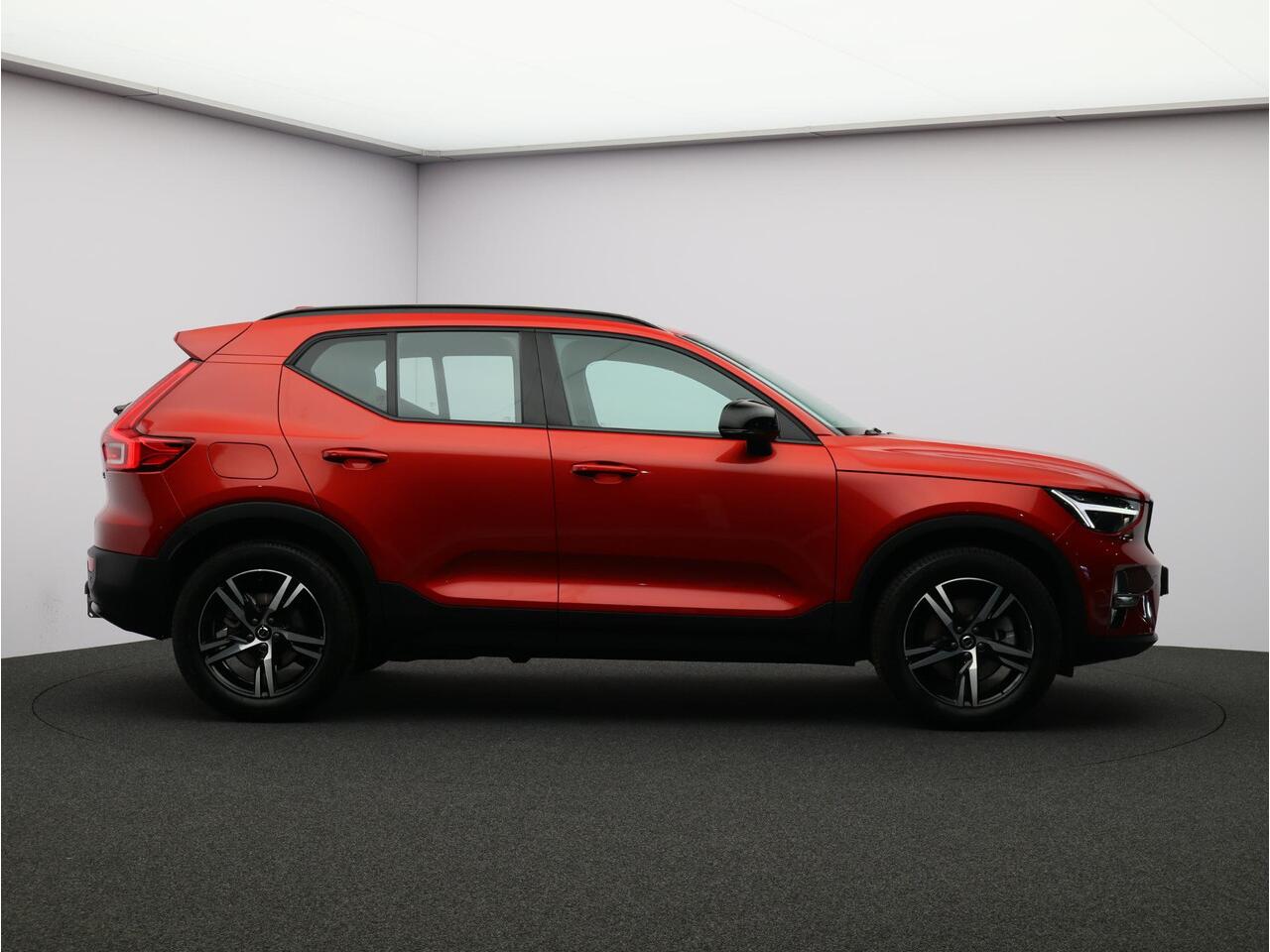 Volvo XC40 2.0 B4 Plus Dark / Trekhaak / Elektrische Stoelen / Harman Kardon / Stoel+Stuurverwarming / Adaptive Cruise / BLIS /