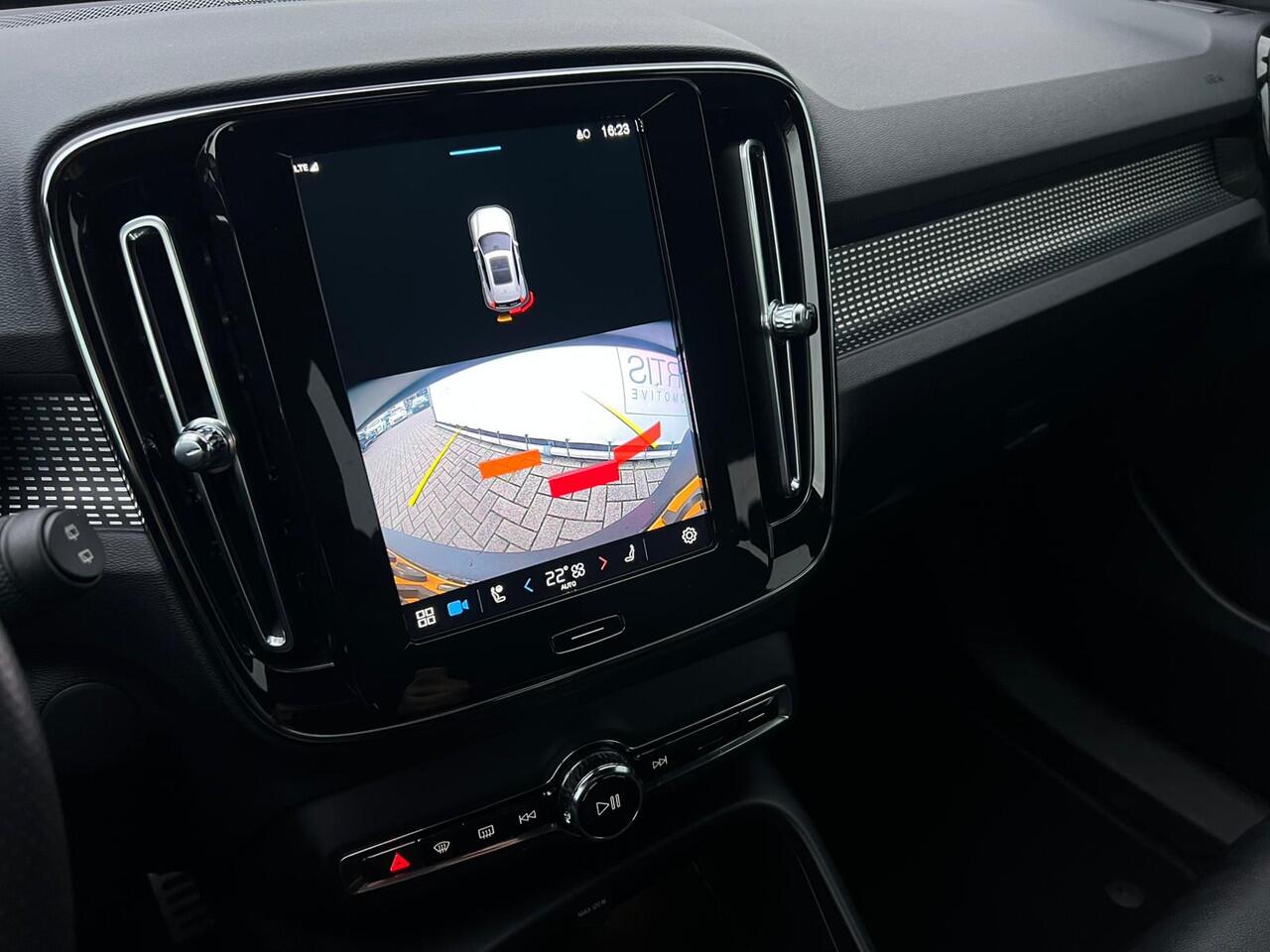 Volvo XC40 Recharge P8 AWD R-Design NL AUTO | LEDER | CAMERA | HARMAN KARDON | STUURWIEL VERW