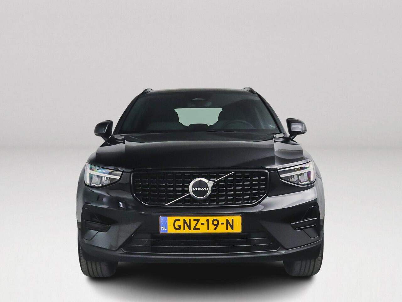 Volvo XC40 B4 Aut. Plus Dark | Harman Kardon | Stoel- en stuurverwarming | Parkeercamera | Trekhaak