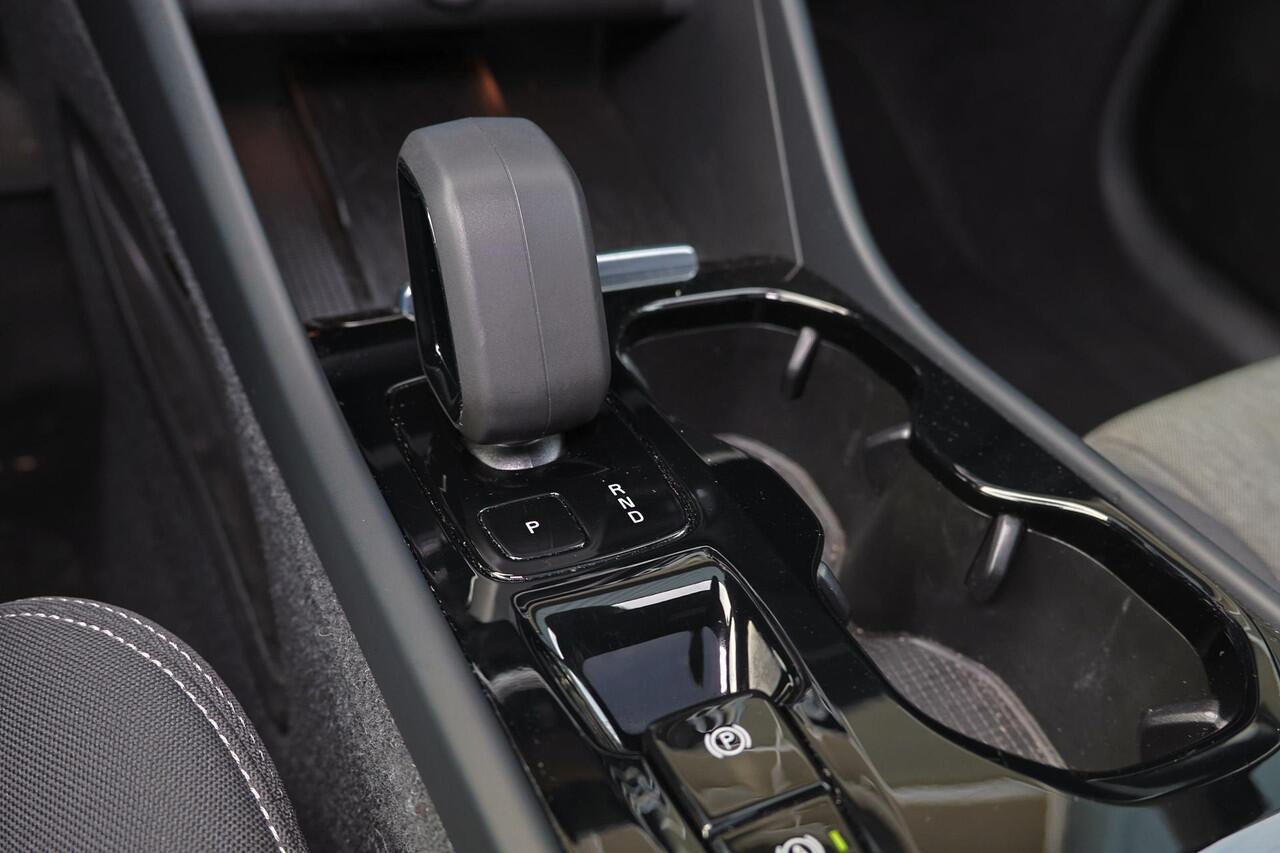 Volvo XC40 T5 Recharge Plus Dark - Panorama/schuifdak - IntelliSafe Assist - Harman/Kardon audio - Parkeercamera achter - Parkeersensoren voor & achter - Elektr. bedienb. voorstoelen met geheugen links - Draadloze tel. lader - Extra getint glas - 19' LMV