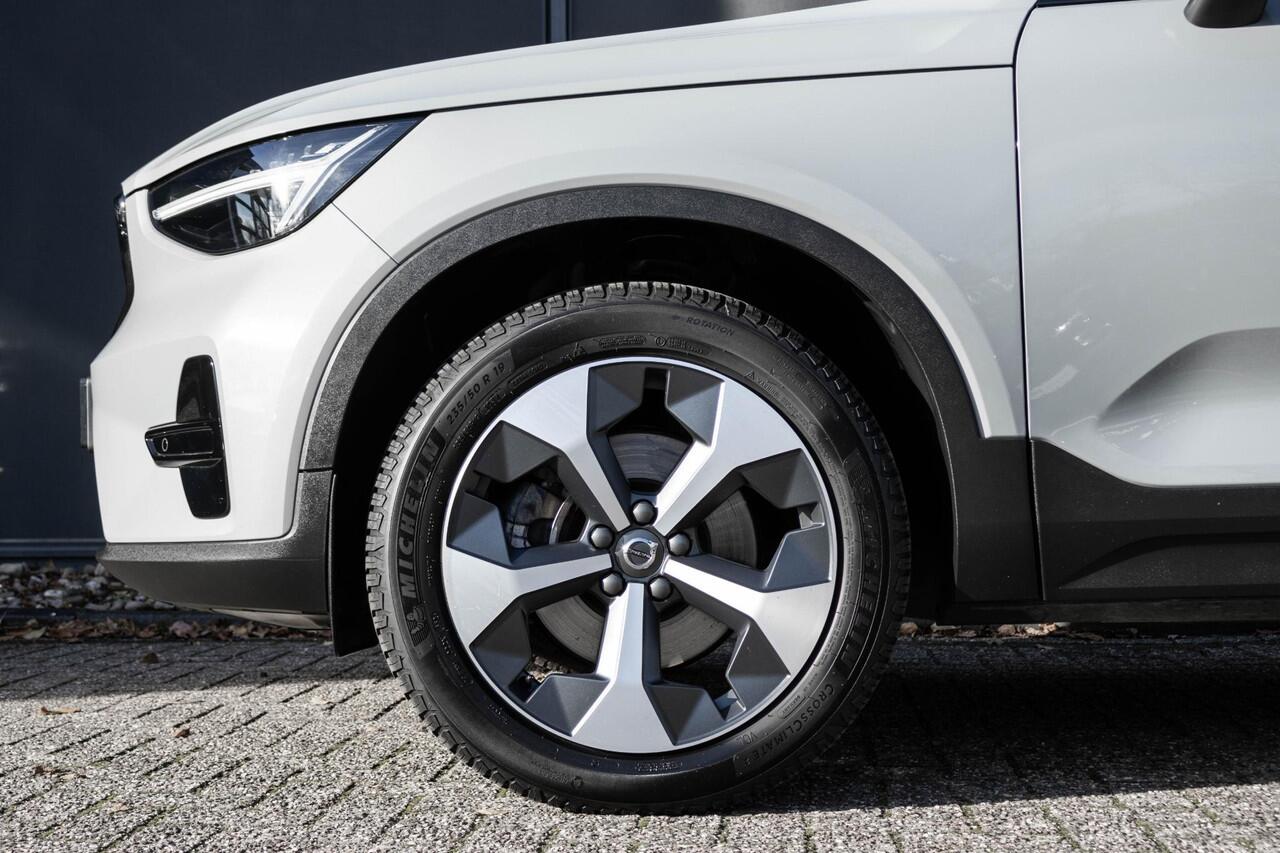 Volvo XC40 B4 Plus Dark | Trekhaak | Verwarmbare voorstoelen en stuurwiel | Premium audio by Harman Kardon | Climate Pack | All Season banden | Google Infotainment | Adaptieve Cruise Control | BLIS | Parkeercamera | Elektrische Kofferklep | Keyless |