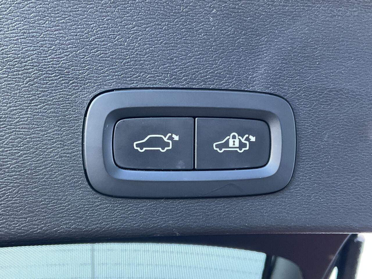 Volvo XC40 1.5 T5 262pk PHEV Recharge R-Design Elek.Trekhaak Leer Stoel/Stuurverw Adap.Cruise NL-Auto!