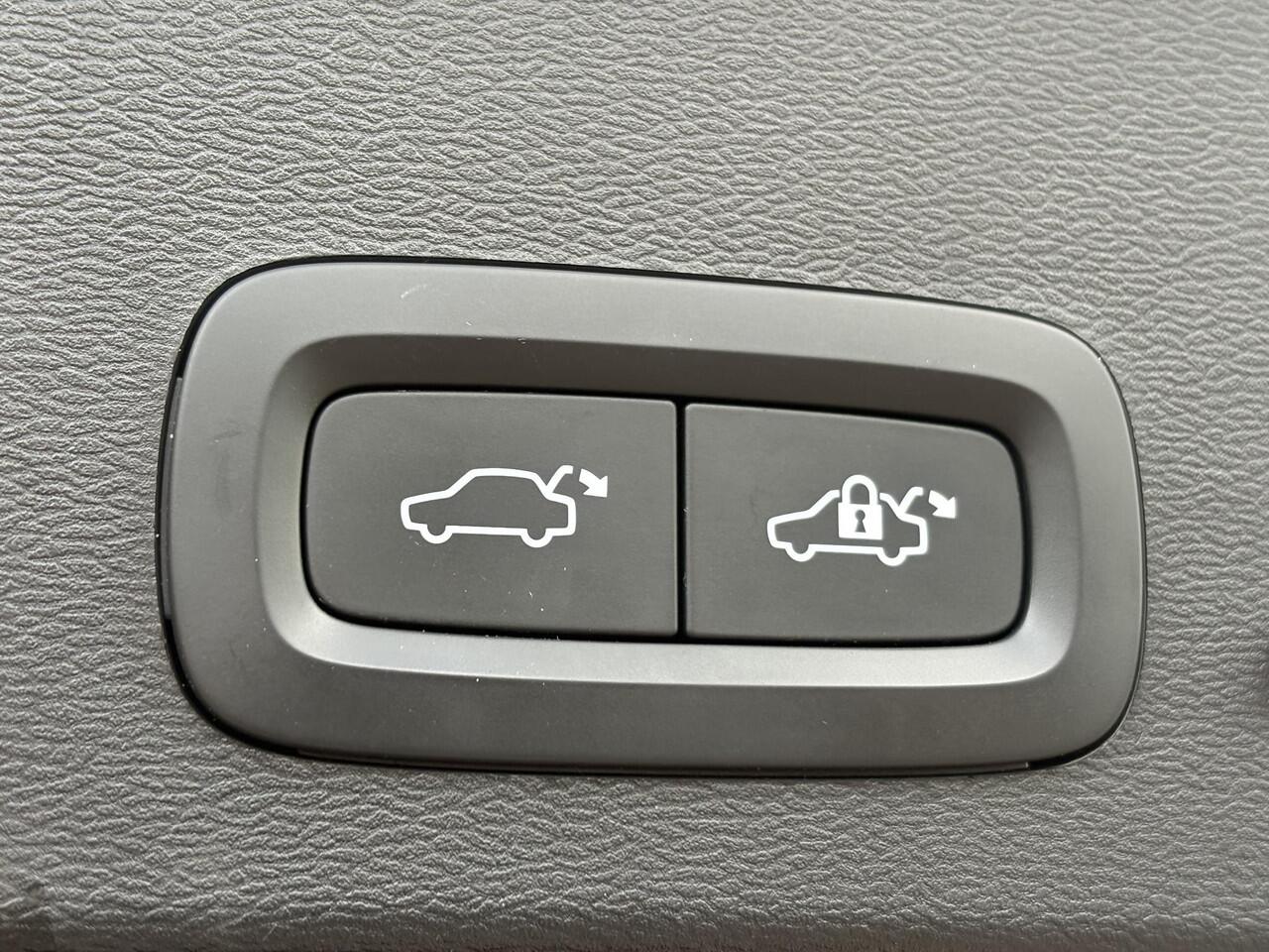 Volvo XC40 1.5 T5 Recharge R-Design | Trekhaak | Panorama schuifdak | Stuur + Stoel verwarming | Adaptieve Cruise | Power seats | Standkachel | Volvo on Call |