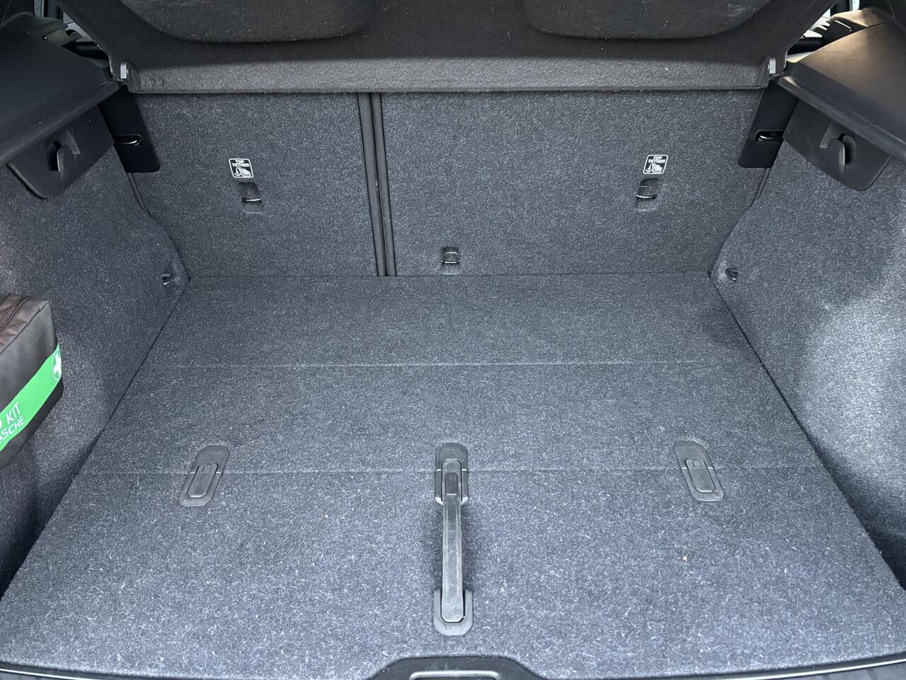 Volvo XC40 2.0 B3 Essential / elek. trekhaak / Stoel- en stuurverwarming / cruise control / all season / carplay /