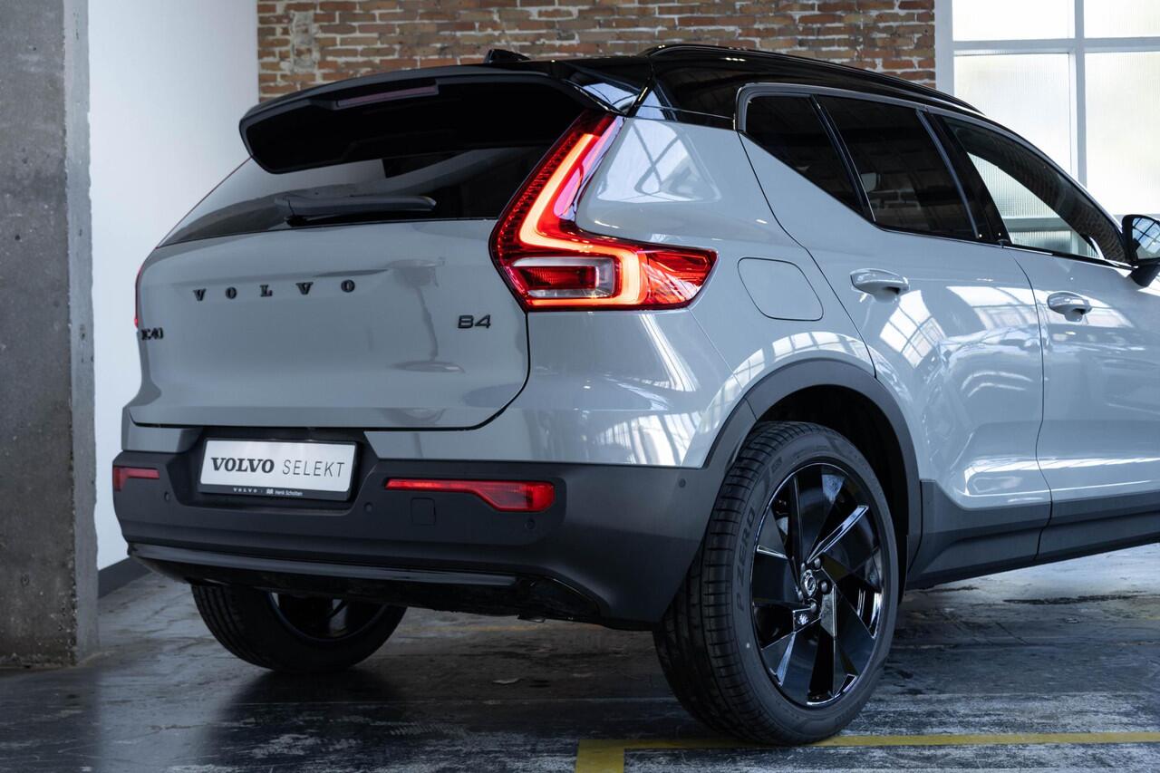 Volvo XC40 B4 Plus Black Edition | 360° Parkeercamera | Panorama dak | Semi-Elektrische Wegklapbare Trekhaak | Premium audio by Harman Kardon | Stoelverwarming | Parkeersensoren voor + achter | Google Infotainment | Stuurwielverwarming