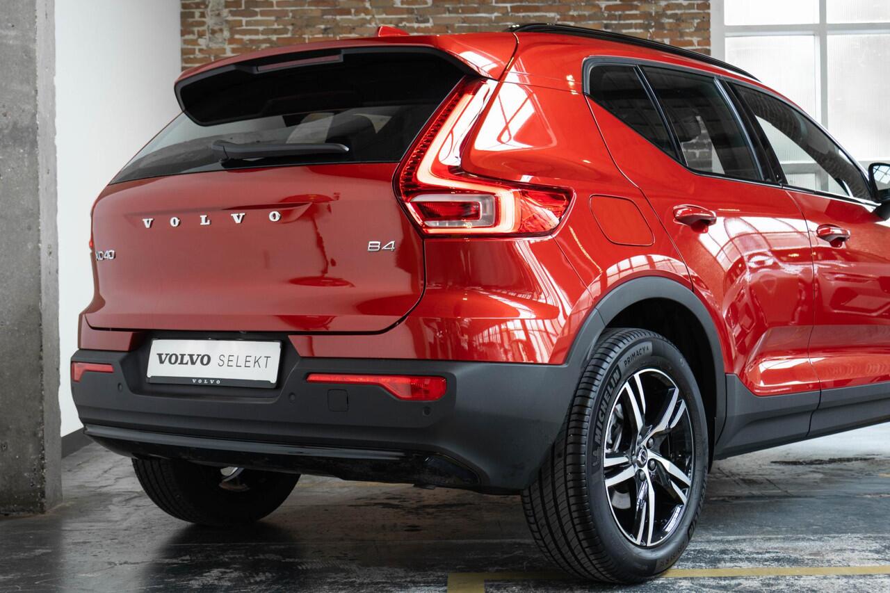 Volvo XC40 B4 Plus Dark | Verwarmde Voorstoelen+Stuurwiel | Verwarmde voorruit | Semi-Elektrische Trekhaak | Harman Kardon Premium Audio | Apple Carplay / Android Auto | Electrisch bedienbare voorstoelen | Google infotaiment