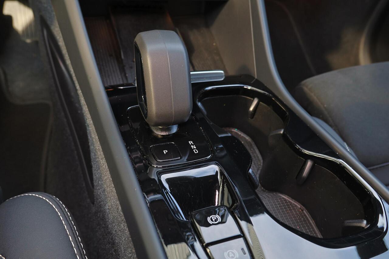 Volvo XC40 T5 Recharge Plus Dark - IntelliSafe Assist - 360º Camera - Harman/Kardon audio - Verwarmde voorstoelen & stuur - Parkeersensoren voor & achter - Elektr. bedienb. voorstoelen met geheugen links - Draadloze tel. lader - Extra getint glas - 19' LMV