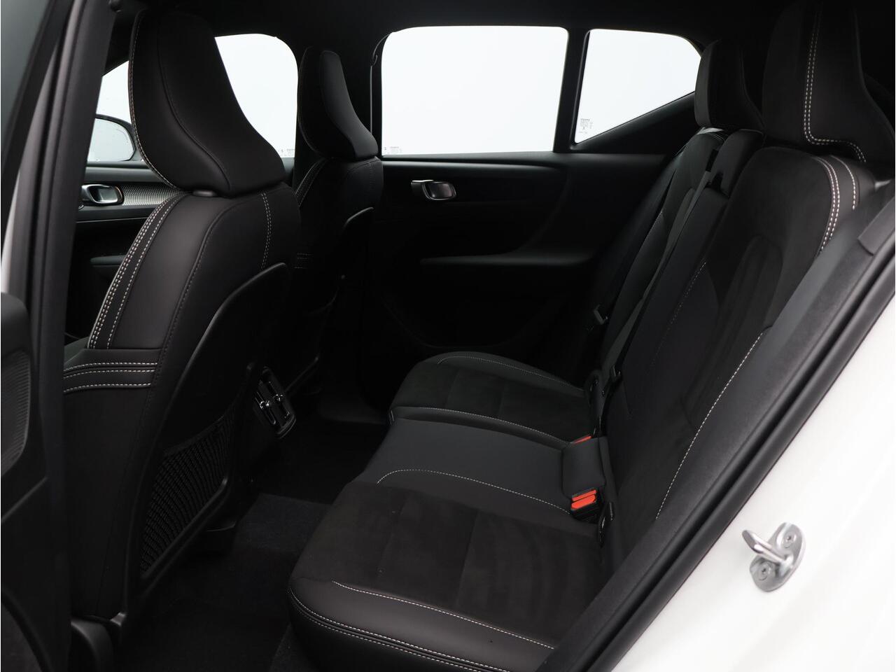 Volvo XC40 B4 197PK Plus Black Edition / Nubuck Bekleding / 20" / Contrasterend Dak / Harman Kardon / Elekt. Verstelb. Stoelen / Verwarmbaar Stuurwiel + Voorstoelen / BLIS /Adaptive Cruise /