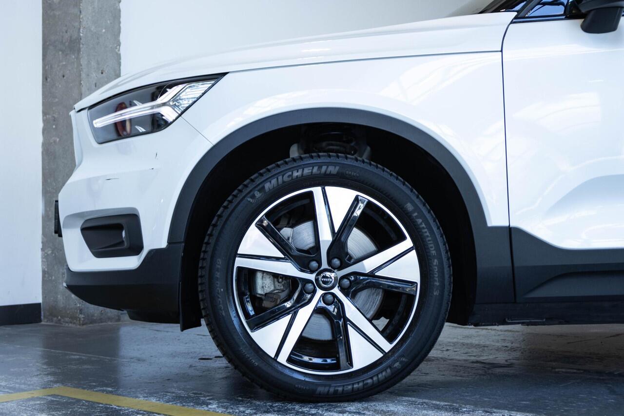 Volvo XC40 Recharge P8 AWD R-Design | Dealeronderhouden | Panoramadak | Stoelverwarming | Parkeersensoren achter | Parkeercamera | Adaptive cruise control | Warmtepomp | Adaptive cruise control | BLIS |