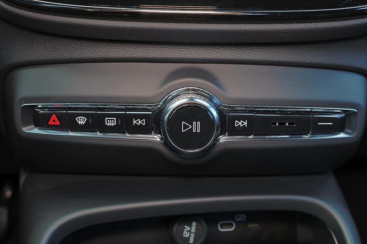 Volvo XC40 Extended Range Plus 82 kWh - IntelliSafe Assist & Surround - Parkeercamera achter - Verwarmde voorstoelen & stuur - Parkeersensoren voor & achter - Draadloze tel. lader - Warmtepomp - Extra getint glas - 19' LMV