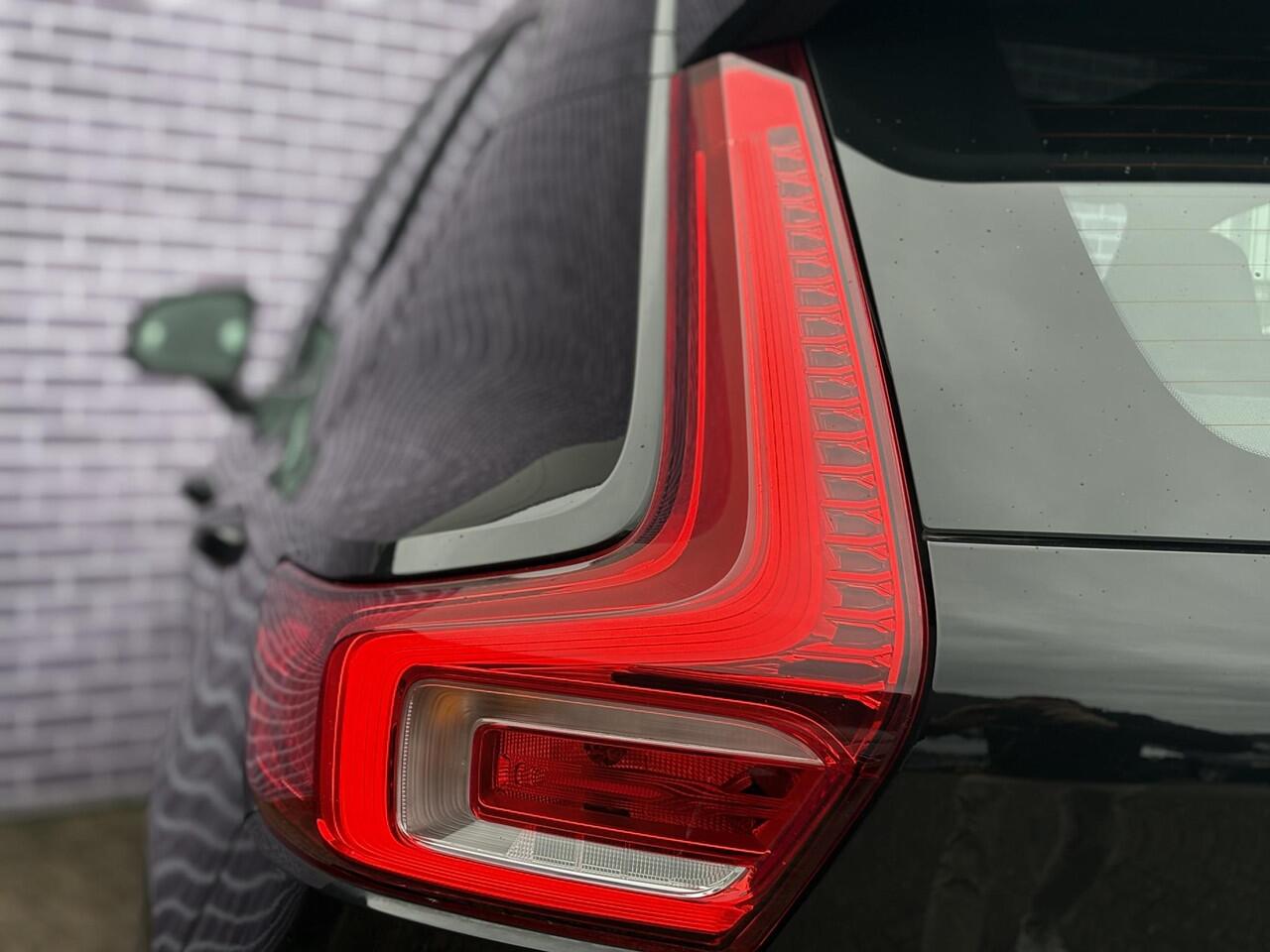 Volvo XC40 1.5 T2 R-Design | LED | Stoel + Stuurverwarming | Blis | Adaptieve Cruise controle | Camera | Panorama dak | Zitvlak verlengers | Elektrische achter klep |