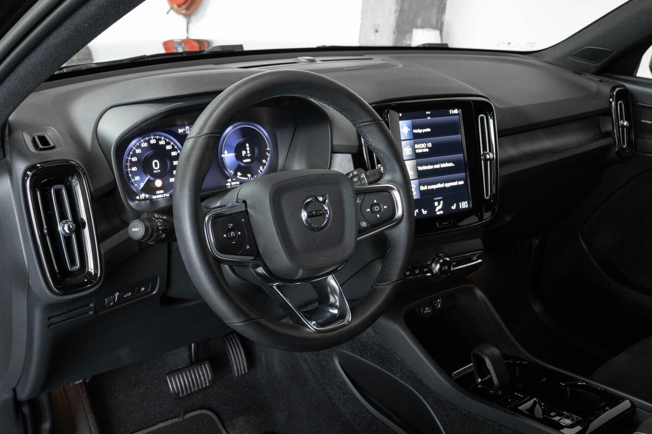 Volvo XC40 T5 Recharge Inscription | Harman Kardon Premium Audio | Panoramadak | 4-seizoenen banden | 360° parkeercamera | Stoeverwarming | BLIS | Adaptive Cruise Control | Parkeersensoren voor + achter | Navigatie