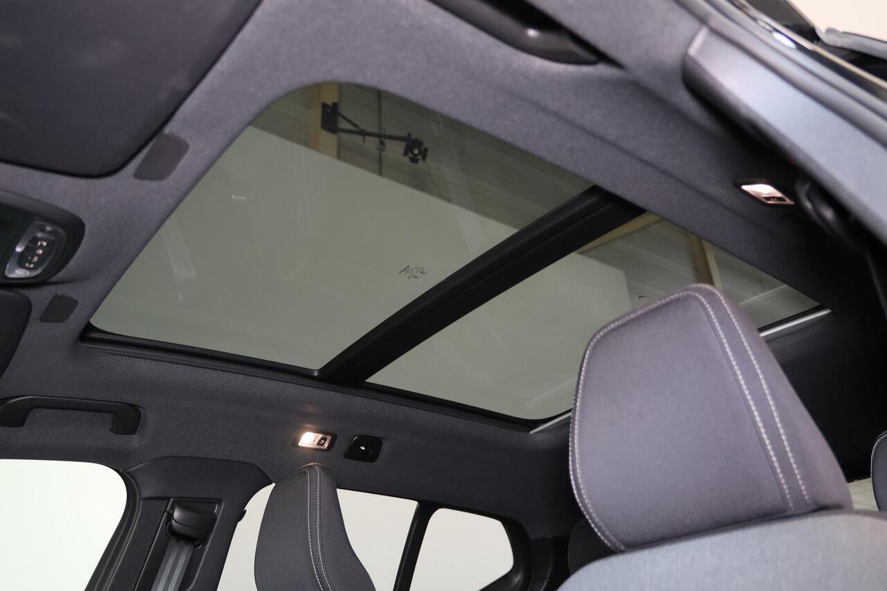 Volvo XC40 T5 Recharge Plus Dark - Panorama/schuifdak - IntelliSafe Assist - Harman/Kardon audio - Parkeercamera achter - Verwarmde voorstoelen & stuur - Parkeersensoren voor & achter - Elektr. bedienb. voorstoelen met geheugen links - Draadloze tel. lader - Extra g