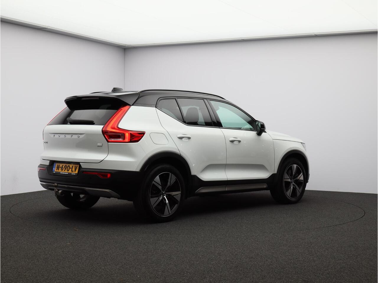 Volvo XC40 T5 Recharge R-Design / Trekhaak / Pano. Dak / Stoel- + stuurwielverwarming / 360 camera / Harman Kardon Audio / Elek. verstelbare stoelen / Pilot Assist