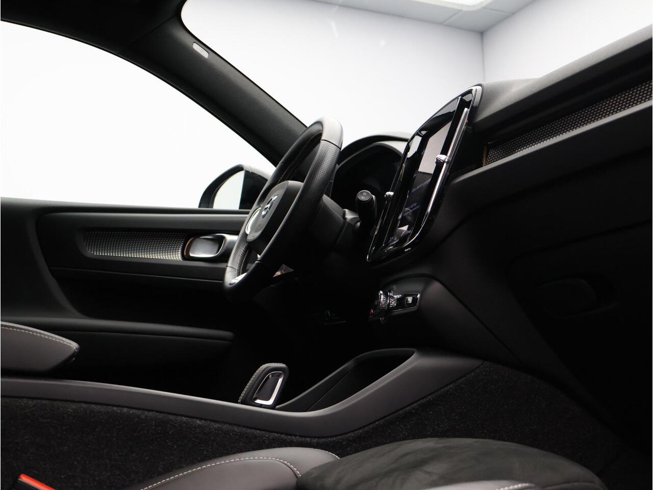 Volvo XC40 T5 Recharge R-Design / Trekhaak / Adapt. cruise / Keyless / Stoel+stuur+achterbankverwarming