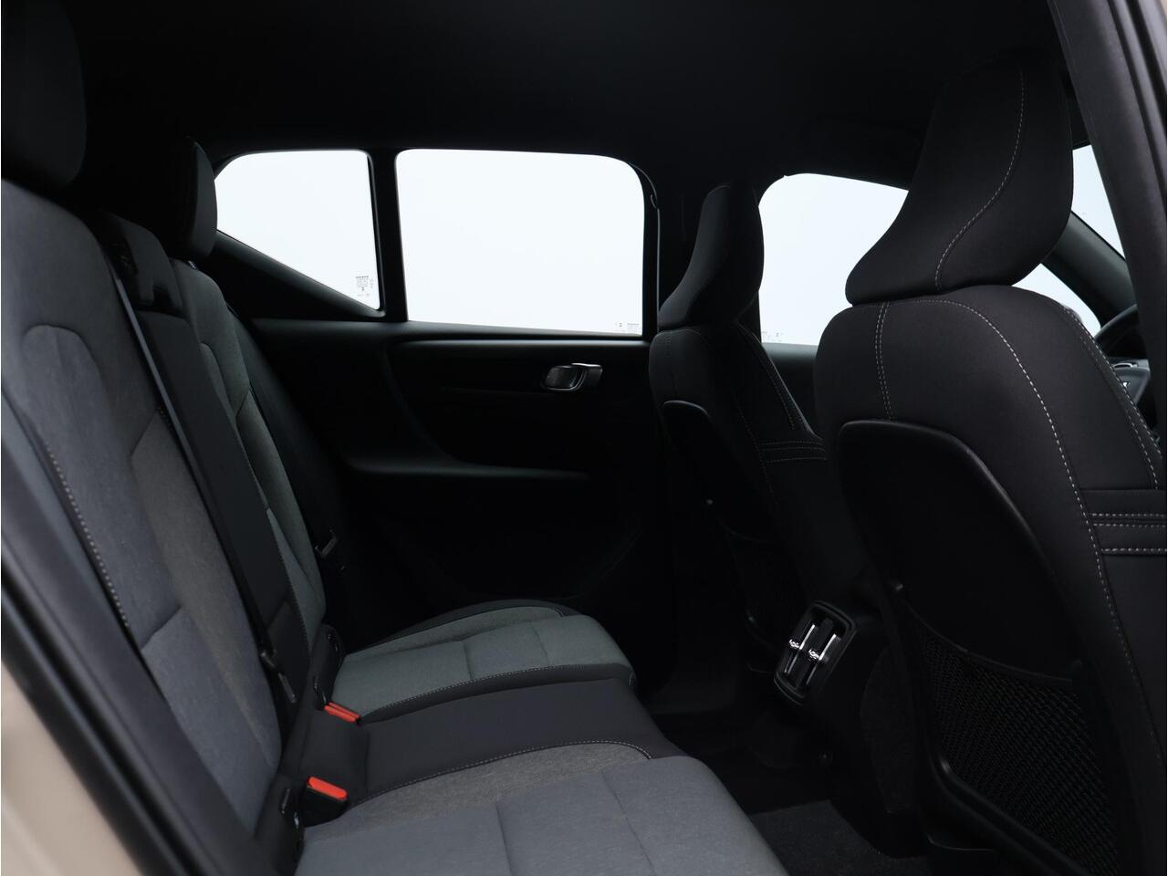 Volvo XC40 2.0 B4 Plus Dark / Trekhaak / Harman Kardon / Elektr. bed. stoelen / Stoel+stuur+voorruitverwarming