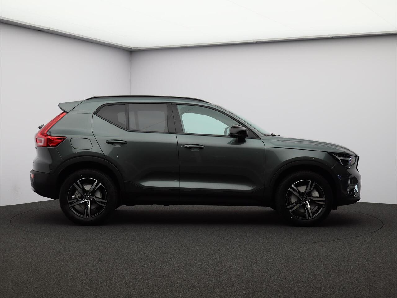 Volvo XC40 2.0 B4 Plus Dark / Panoramadak / Nubuck Bekleding / Harman Kardon / Stoel+Stuurverwarming / Getint Glas / Adaptive Cruise / BLIS /