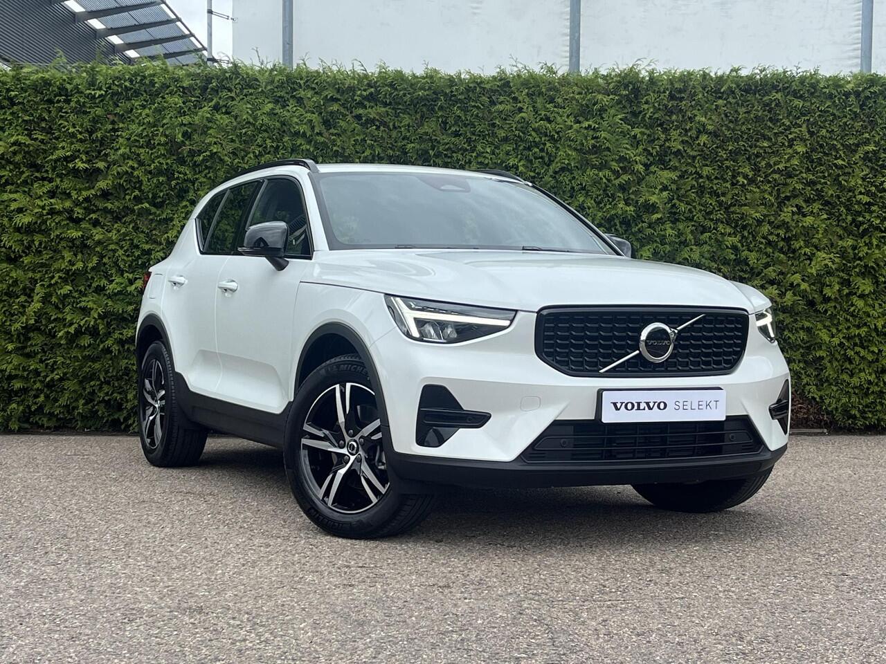Volvo XC40 B4 Plus Dark Trekhaak | Pilot Assist | Camera | Stuurverwarming | BLIS | H&K Audio | Keyless