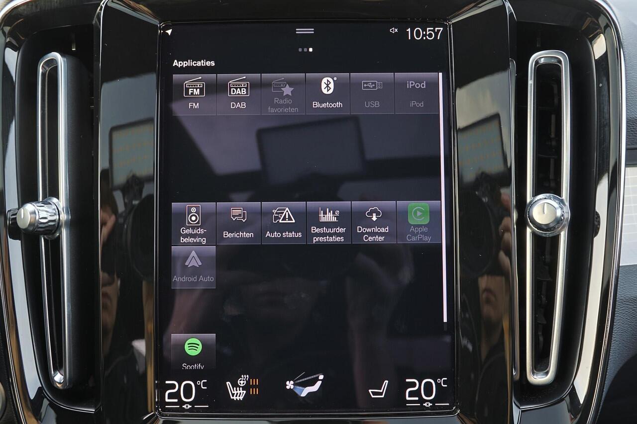 Volvo XC40 T5 Recharge Plus Dark - Panorama/schuifdak - IntelliSafe Assist - Harman/Kardon audio - Parkeercamera achter - Parkeersensoren voor & achter - Elektr. bedienb. voorstoelen met geheugen links - Draadloze tel. lader - Extra getint glas - 19' LMV