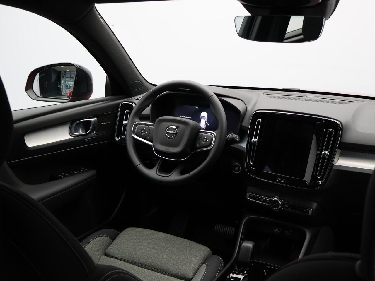 Volvo XC40 2.0 B4 Plus Dark / Trekhaak / Elektrische Stoelen / Harman Kardon / Stoel+Stuurverwarming / Adaptive Cruise / BLIS /