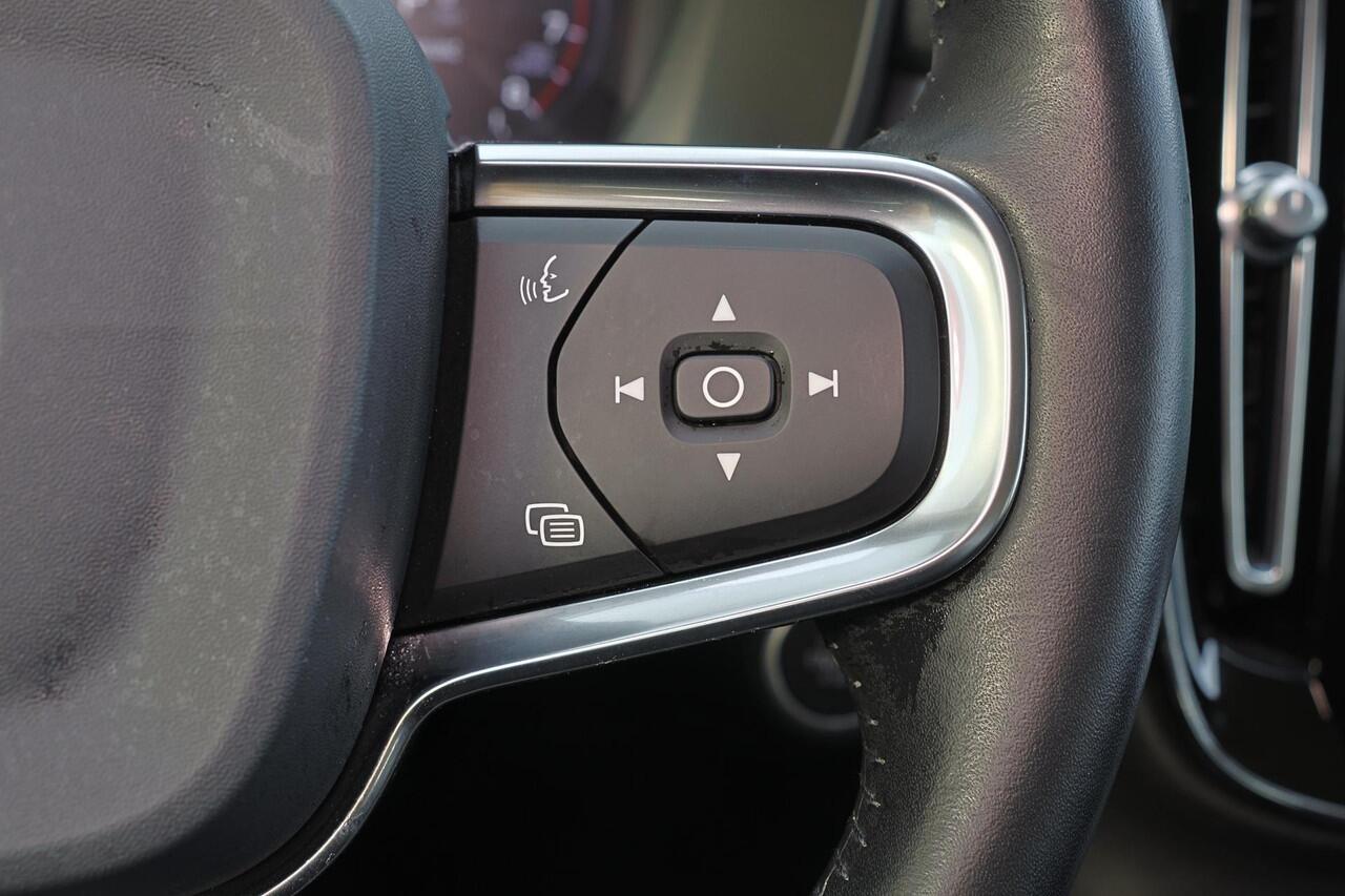 Volvo XC40 T3 Momentum Pro - Intellisafe Assist/Surround - Sensus Navi - LED-koplampen - Climate Control - Parkeercamera achter - Parkeersensoren v/a - Trekhaak semi elektrisch inklapbaar