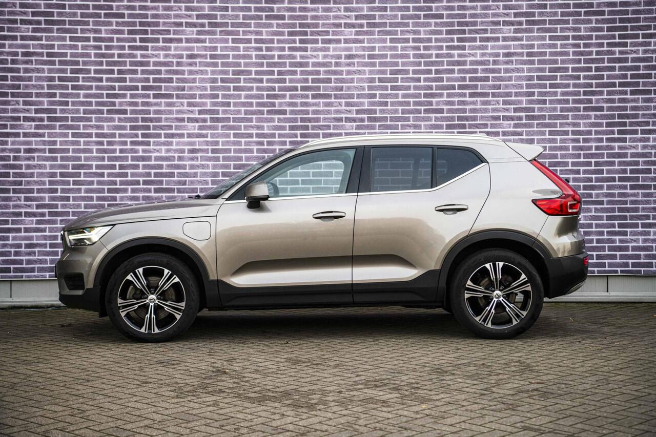 Volvo XC40 1.5 T4 Recharge Inscription | Trekhaak | 19" | Adaptieve Cruise Control | Leder | Parkeer Camera | Keyless Entry |