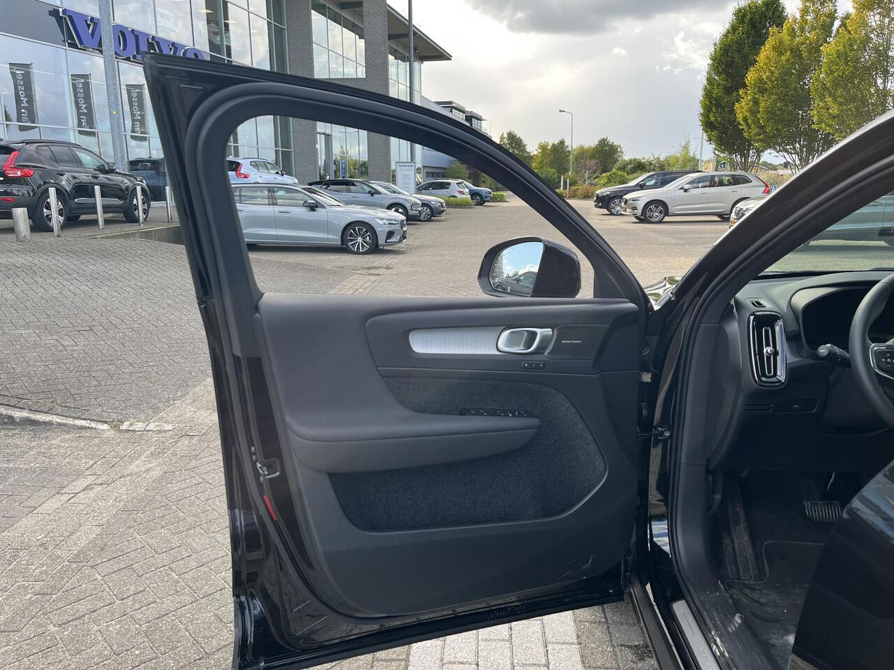 Volvo XC40 B4 Plus Dark | Harman/Kardon | Memoryseats | Keyless Entry | Trekhaak |