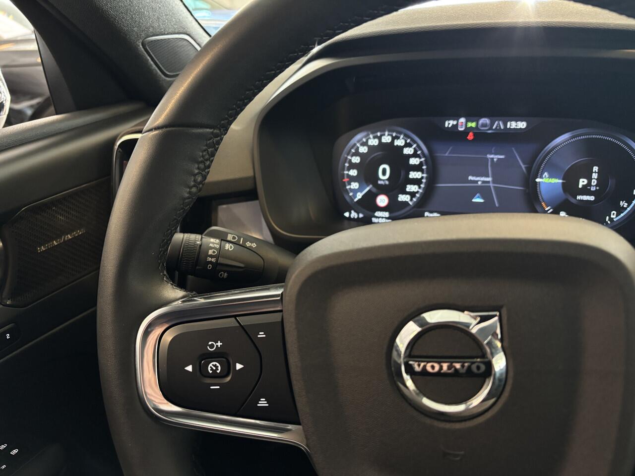 Volvo XC40 T4 Plug-in Ultimate Bright / Panoramadak / Leer - Alcantara / Harman-Kardon / Dab+ / Apple Carplay / Stuur- en Stoelverwarming / MY 2023 - Elek Trekhaak -