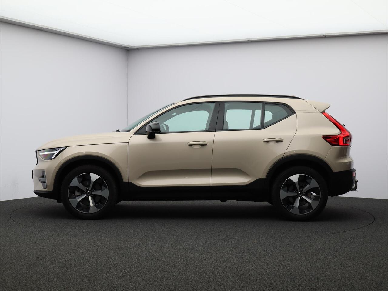 Volvo XC40 2.0 B4 Plus Dark / Trekhaak / Harman Kardon / Elektr. bed. stoelen / Stoel+stuur+voorruitverwarming