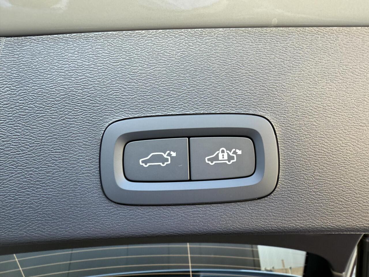 Volvo XC40 2.0 B4 Plus Dark , Automaat, Stoel+Stuur Verwarming, 360 Camera, Elek. Verstelbare stoel met geheugen, Harman/Kardon, Adaptive Cruise, Extra Getint Glas, Google, Carplay, DAB, Keyless, Verwarmde Voorruit,