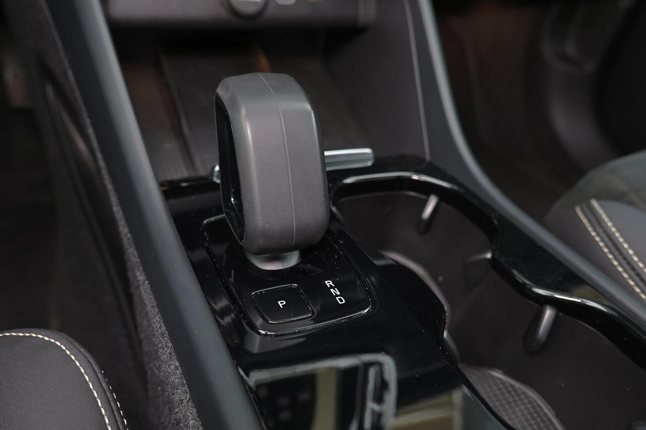 Volvo XC40 Twin Ultimate 78 kWh - Panorama/schuifdak - IntelliSafe Assist & Surround - 360º Camera - Harman/Kardon audio - Verwarmde voorstoelen & stuur - Parkeersensoren voor & achter - Elektr. bedienb. voorstoelen met geheugen links - Draadloze tel. lader - Warmte