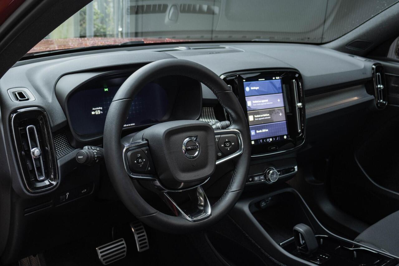 Volvo XC40 Recharge Pro | Trekhaak | 360 graden Camera | Panoramisch schuif-/kanteldak | All Season banden | Dodehoekbewaking | Apple Car Play | Elektrische achterklep | Elektrisch verstelbare bestuurdersstoel met memory |