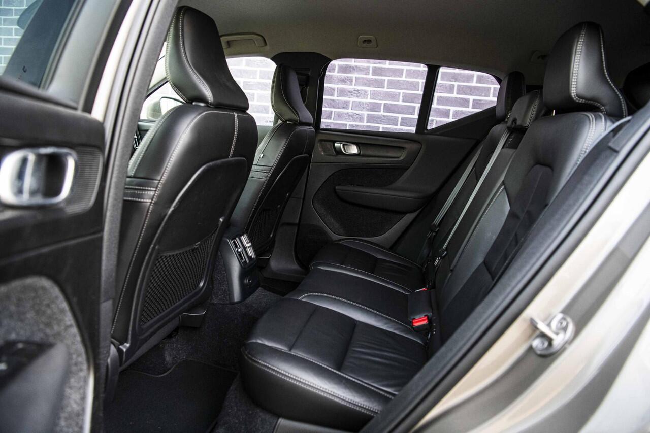 Volvo XC40 1.5 T4 Recharge Inscription | Trekhaak | 19" | Adaptieve Cruise Control | Leder | Parkeer Camera | Keyless Entry |