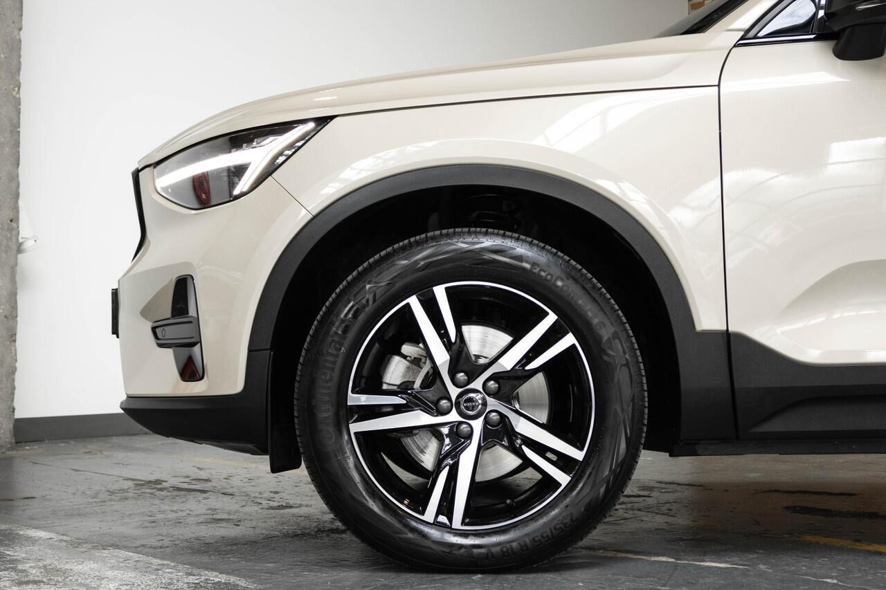 Volvo XC40 B4 Plus Dark | Verwarmde Voorstoelen+Stuurwiel | Verwarmde voorruit | Semi-Elektrische Trekhaak | Harman Kardon Premium Audio | Apple Carplay / Android Auto | Electrisch bedienbare voorstoelen | Google infotaiment