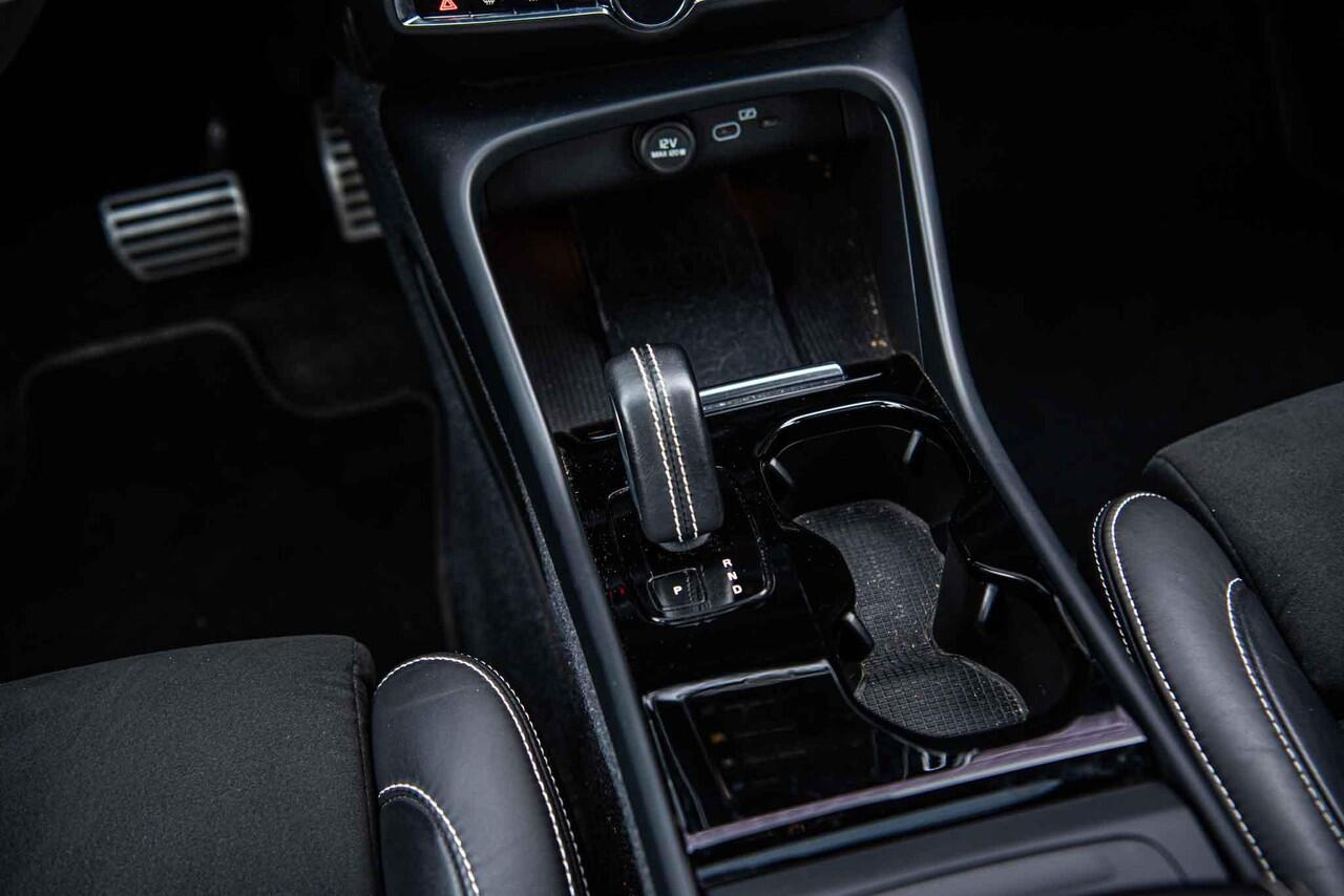 Volvo XC40 Recharge Twin Pro | Power Seats | Trekhaak | Panoramadak | 360 Camera | Harman Kardon | Adaptieve Cruise Control |