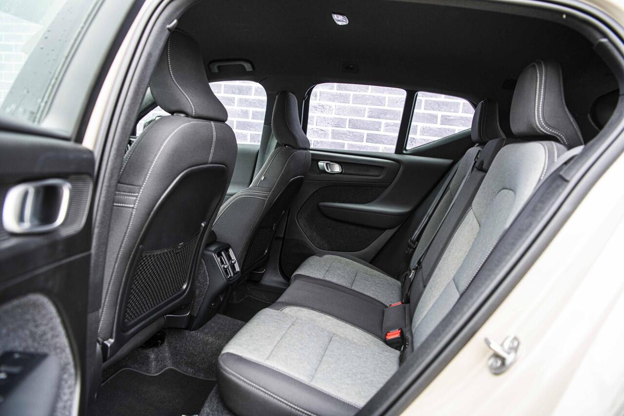 Volvo XC40 2.0 B4 Plus Dark | Trekhaak | Adaptive Cruise Control | Dode hoek detectie BLIS | Harman/Kardon audio | Elektrische stoelverstelling | Stoel- en stuurverwarming | Verwarmde Voorruit |