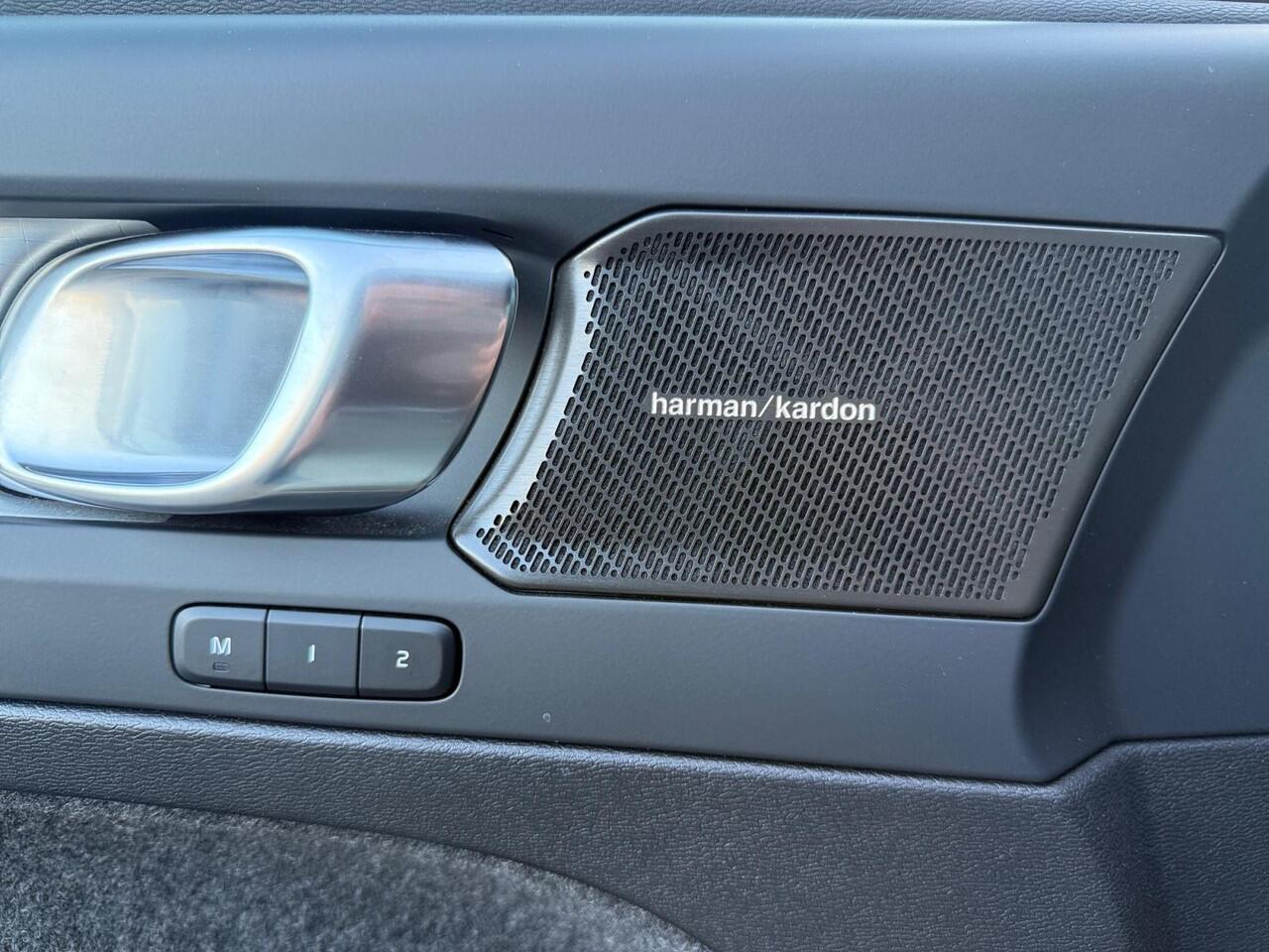 Volvo XC40 2.0 B4 Plus Dark | Trekhaak | Stoelverwarming | Keyless Entry | Elektrische kofferklep |