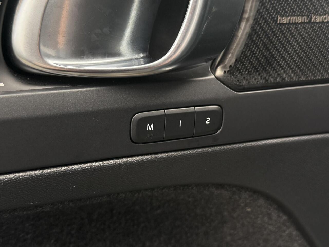 Volvo XC40 1.5 T4 Plug-in hybrid Plus Dark , Automaat , Adaptive Cruise , Pilot Assist , Leder , Stoel+Stuur+Achterbank Verwarmd , Harman/Kardon , Camera , Elek. verstelbare stoel met geheugen , Carplay , Navi , Bluetooth ,