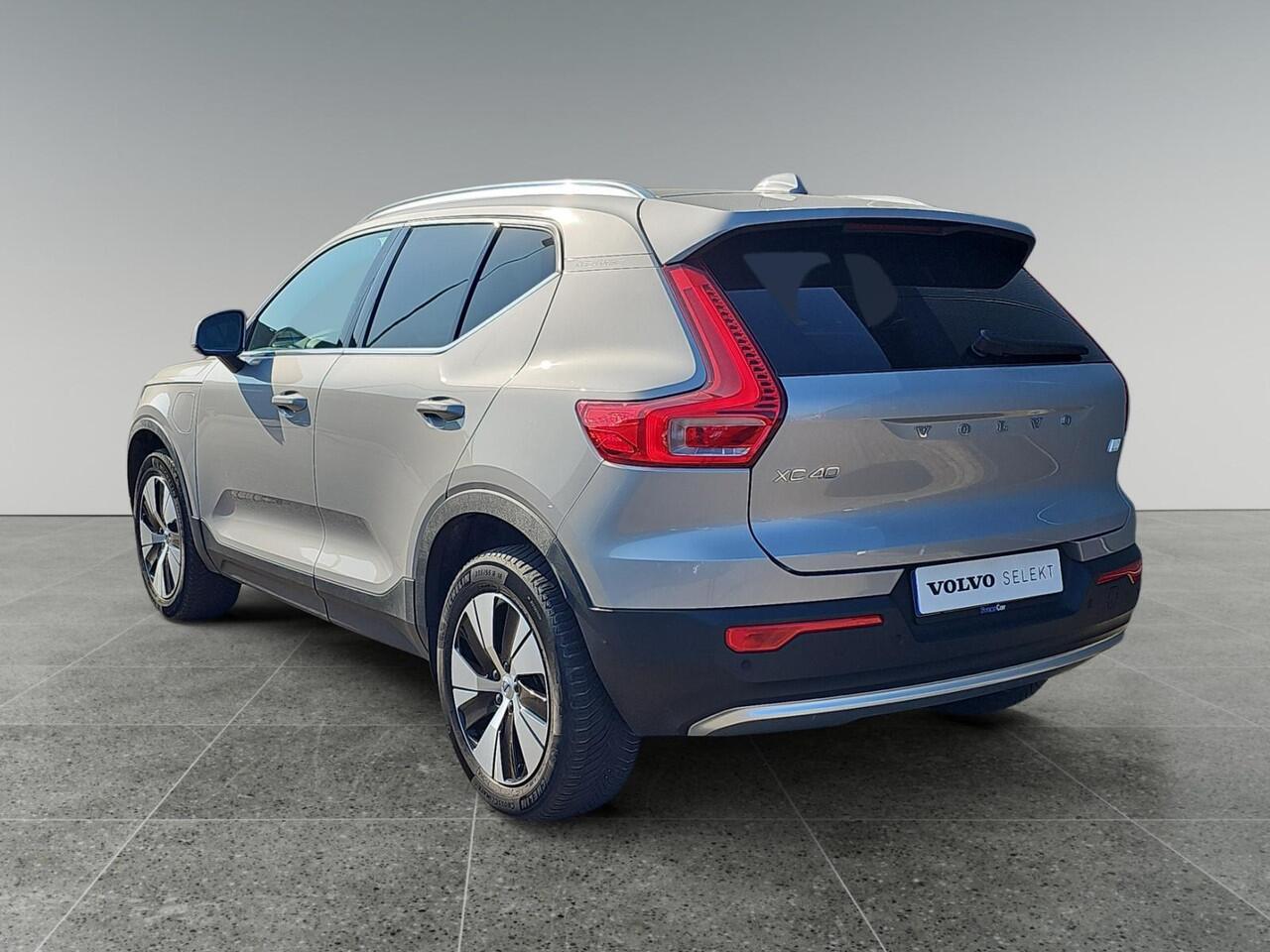 Volvo XC40 1.5 T4 Plug-in hybrid Plus Bright | Panormadak | Stoelverwarming | Elektrisch verstelbare voorstoelen | Harman/Kardon |