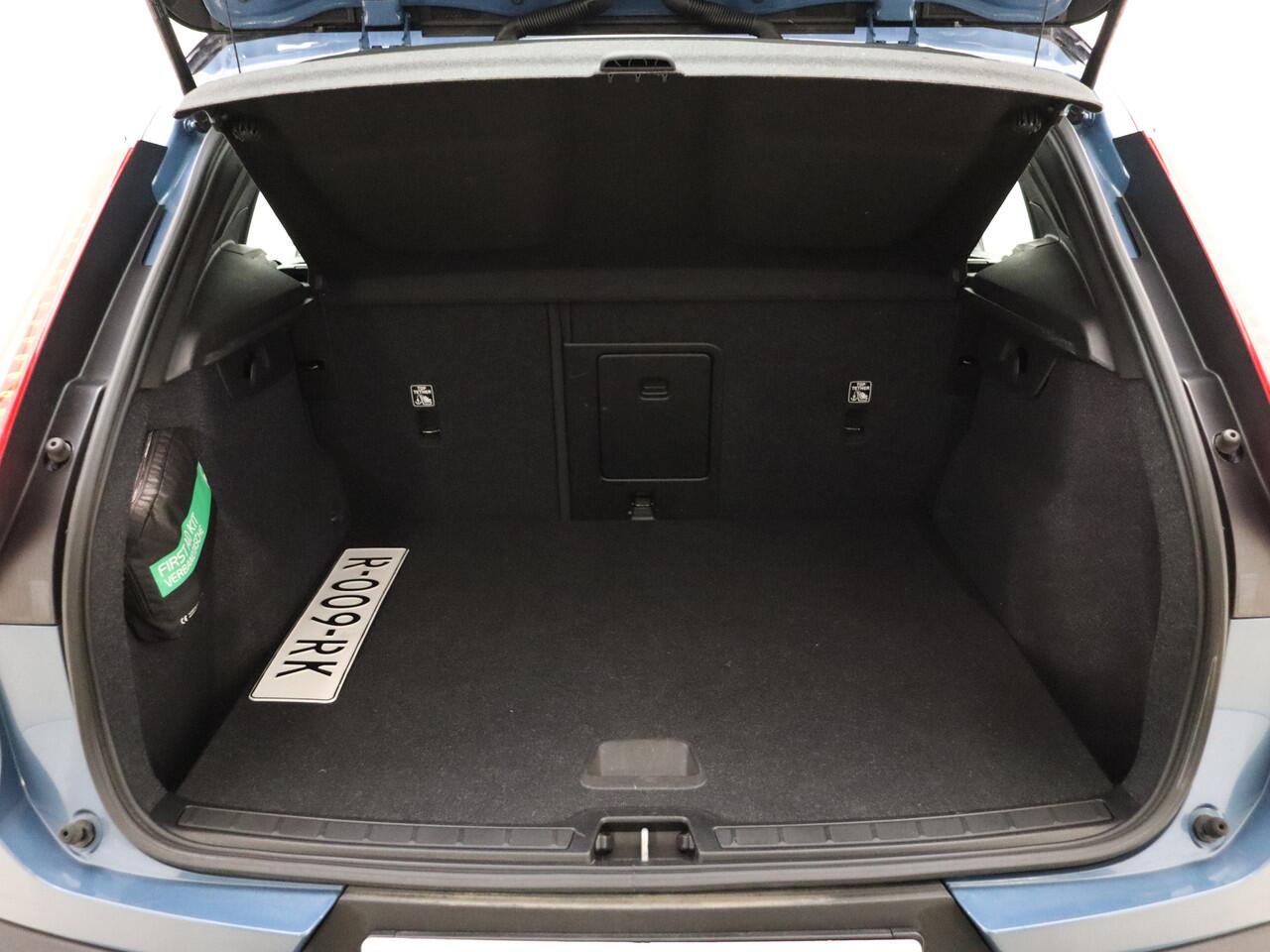 Volvo XC40 Recharge Core / El. Trekhaak / Metallic Lak / Zitting Verlenging / 19'' + All Season banden / PDC + Camera / Lane Keeping Aid /